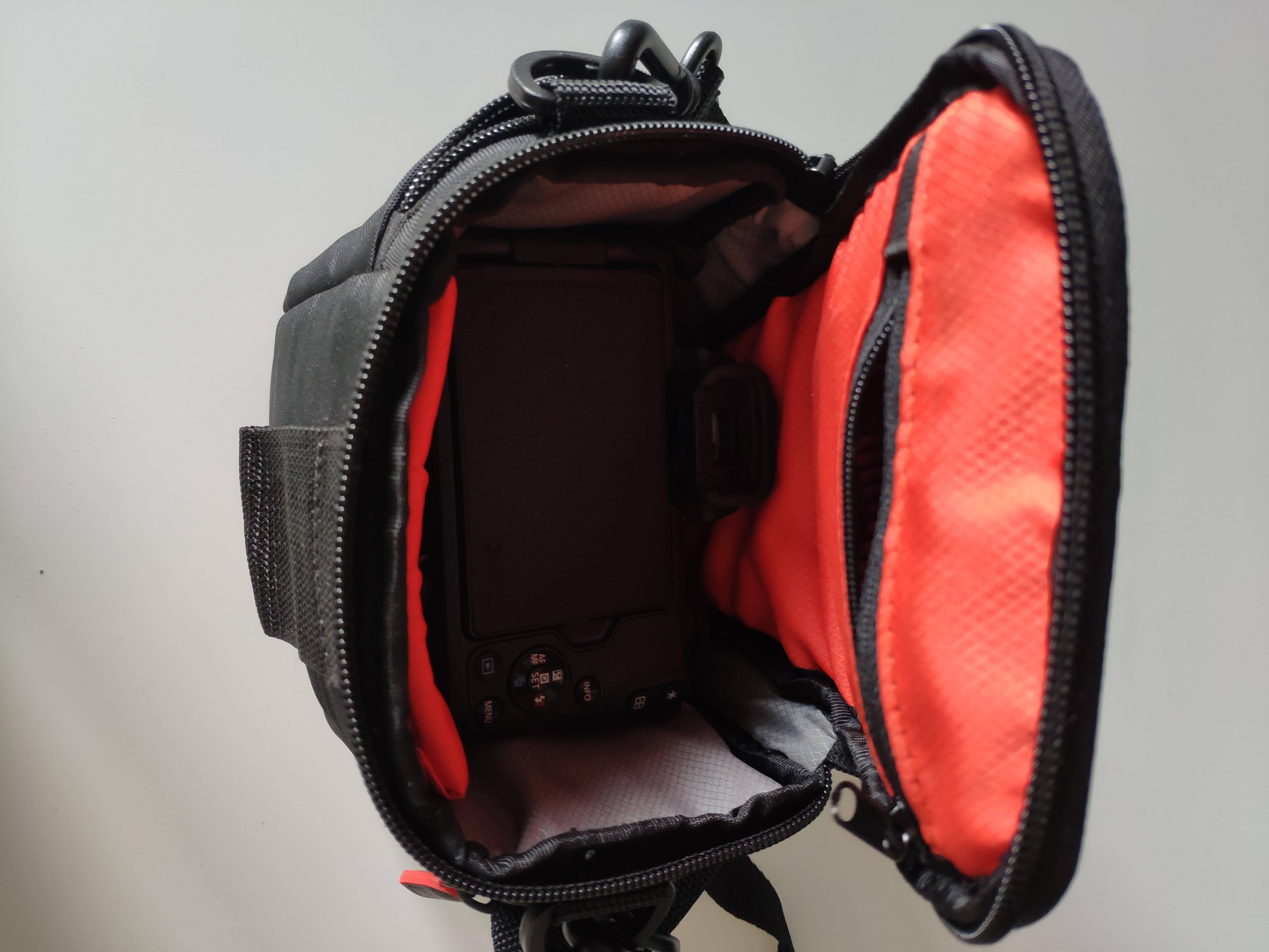 Case Logic DCB-304K étui appareil photo noir grand zoom