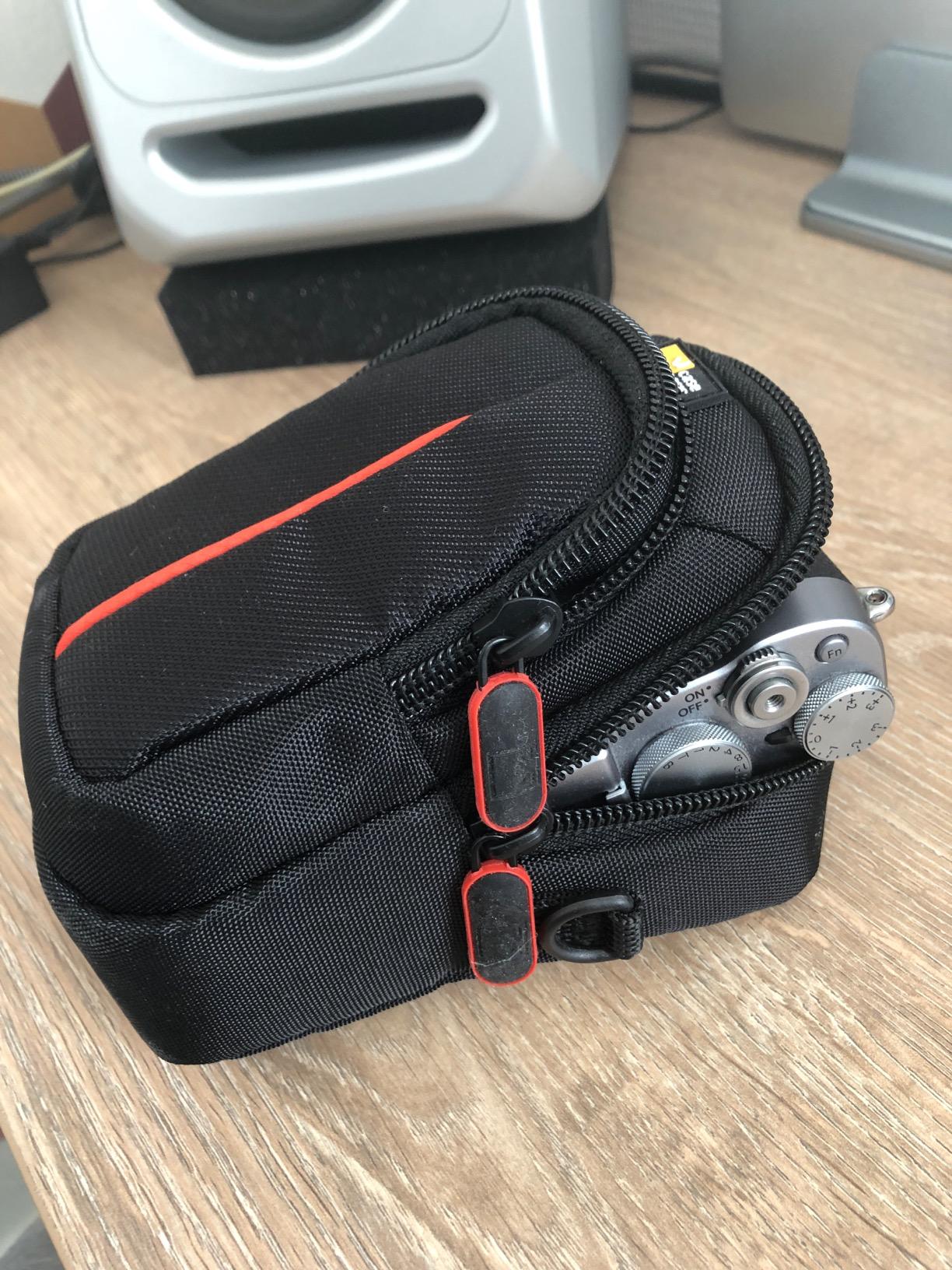 Case Logic DCB313K étui appareil photo compact noir poche zippée