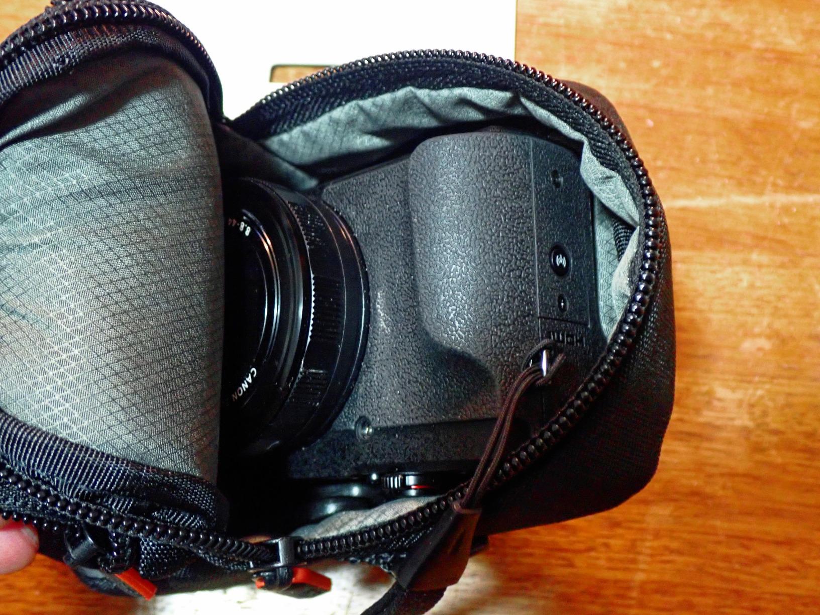Case Logic DCB313K étui appareil photo compact noir poche zippée